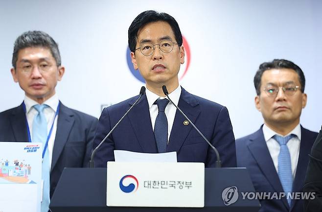 민생회복 소비쿠폰 1차 지급계획 브리핑 (서울=연합뉴스) 김도훈 기자 = 김민재 행정안전부장관 직무대행이 5일 정부서울청사 브리핑룸에서 민생회복 소비쿠폰 1차 지급계획을 발표하고 있다. 
    정부는 7월 21일부터 9월 12일까지 1차로 전 국민에 최소 15만에서 최대 45만원 상당의 소비쿠폰을 지급 후 소득 선별 절차를 거쳐 9월 22일부터 국민의 90%에 10만원을 추가로 지급할 예정이다. 2025.7.5 superdoo82@yna.co.kr