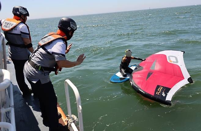 윙포일 레저객에게 홍보하는 해경 [촬영 박성제]