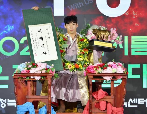 위더스제약 2025 민속씨름 보은장사씨름대회에서 1년 9개월 만에 태백장사에 등극한 허선행이 황소트로피와 장사 인증서를 들고 기념촬영을 하고 있다. 2025.7.6 /대한씨름협회 제공