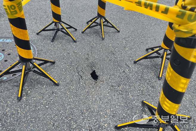 6일 오후 용인시 수지구 풍덕천동의 한 삼거리에서 땅꺼짐이 일어나 현장이 통제되고 있다. 노경민기자