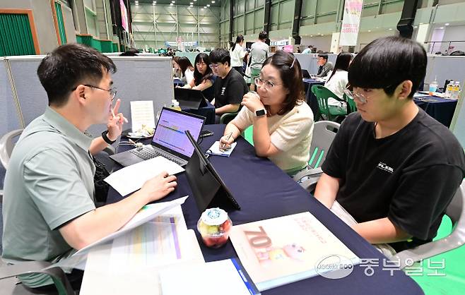 5일 오후 이천시 부발종합운동장 눈높이배드민턴체육관에서 열린 '2026학년도 이천시 대학입시박람회'를 찾은 수험생과 학부모들이 입시컨설팅을 받고 있다. 임채운기자