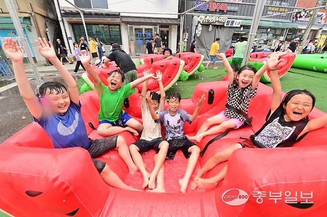 6일 오후 양평군 용두시장 일원에서 열린 양평수박축제를 찾은 어린이들이 수박 튜브 위에서 물놀이를 즐기고 있다. 임채운기자