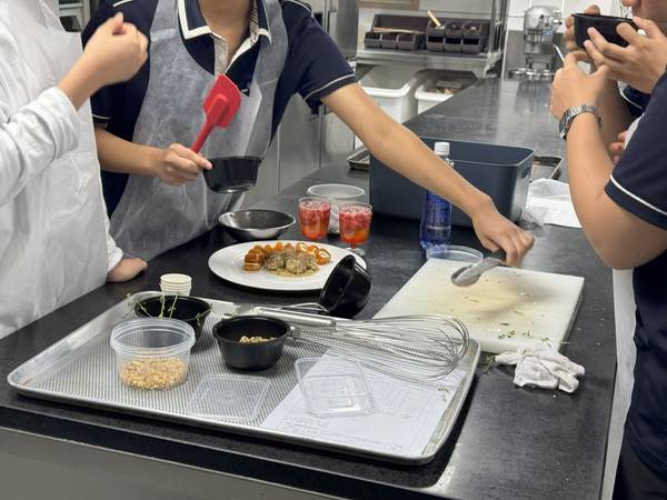 ▲ 지역 상생을 위한 로컬푸드 메뉴개발 프로젝트(메뉴개발 실습)에 참여 중인 대전송촌고등학교 학생들. 대전교육청 제공