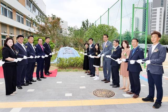 ▲ 지난 4일 청주 오송솔미초 개교식에 참석한 인사들이 표지석 개막을 하고 있다./청주 오송솔미초 제공