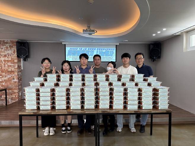 국립광주과학관이 지난 2일 '광주첨단산업단지 사회적가치 실현 커뮤니티' 회원기관과 함께 여름철 취약계층을 위한 여름김치 나눔 봉사를 가졌다. /국립광주과학관 제공