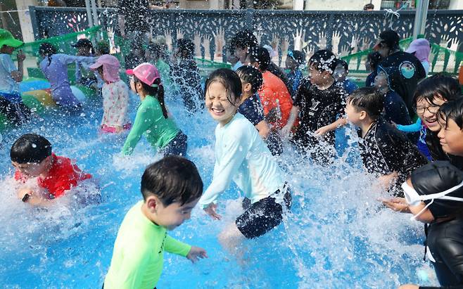 폭염이 기승을 부린 지난 5일 광주광역시 동구 금남로에서 '차 없는 거리 행사'가 열린 가운데 아이들이 풀장에서 물놀이를 하며 무더위를 식히고 있다. /임문철 기자 35mm@namdonews.com