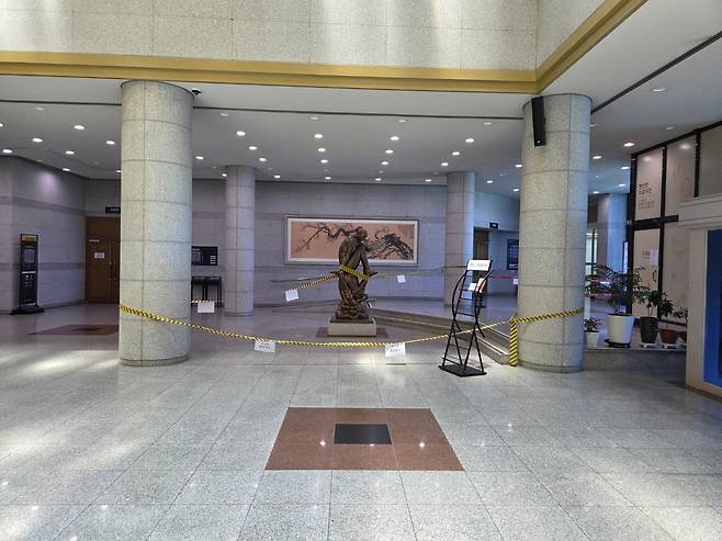 지난 5일 포항문화예술회관 1층 로비 조각품 부근에 “공사 중 출입 금지” 안내문이 부착돼 있는 모습. /윤희정기자 hjyun@kbmaeil.com