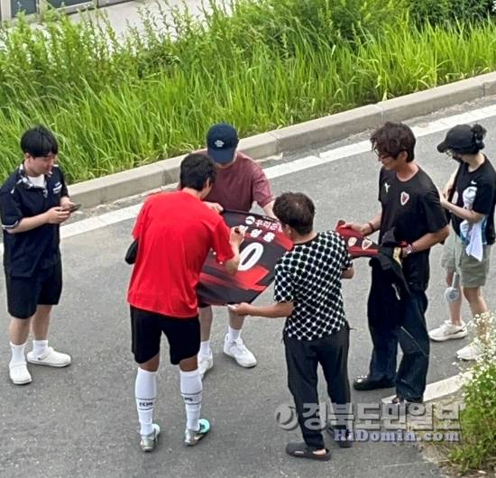 기성용이 지난 5일 송라클럽하우스를 찾은 팬들에게 자신의 유니폼에 사인을 해주고 있다. 사진=포항스털러스 제공