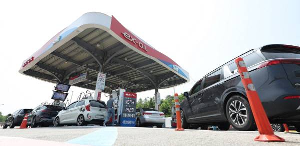 이스라엘과 이란의 군사적 긴장이 고조되며 국내 유가도 상승세로 전환했다. 사진은 지난달 18일 서울 서초구 만남의광장 고속도로 휴게소 주유소에서 차들이 주유를 기다리고 있다