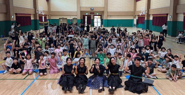 지난 4일 구미지역 퓨전국악단인 동이락이 구미 도량초등학교에서 신나는 국악을 공연한 후 학생들과 기념사진을 찍고 있다. 앞줄 두번째가 박미숙 대표. 신승남 기자