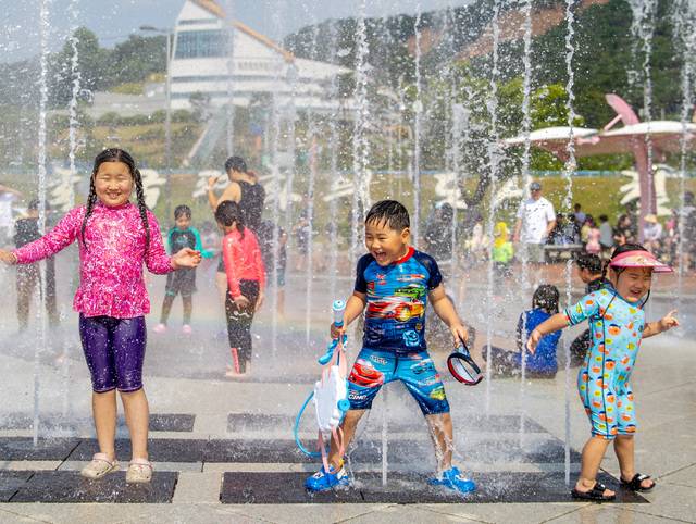 폭염경보가 내려진 6일 칠곡보생태공원 바닥분수에서 어린이들이 신나게 물놀이를 즐기고 있다. 칠곡군 제공