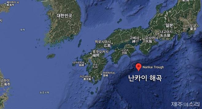 일본 동남쪽 해역에 위치한 난카이 해곡의 경계가 뚜렷하게 보인다. / 구글 위성 지도 갈무리.
