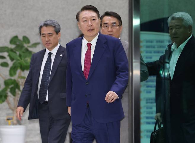 윤석열 전 대통령이 5일 내란 특검 2차 조사를 마치고 조은석 특별검사팀 사무실이 있는 서울 서초구 서울고검을 나서고 있다. (사진=연합뉴스)