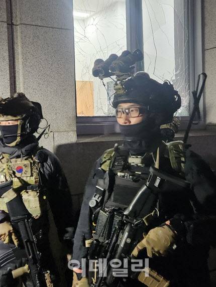 12.3 비상계엄 당시 소총으로 무장한 계엄군 모습. (사진=이데일리)