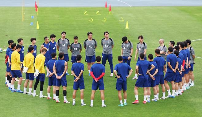 2025년 동아시아축구연맹(EAFF) E-1 챔피언십(동아시안컵)을 앞둔 축구 국가대표팀 홍명보 감독이 4일 경기도 성남시 중원구 성남종합운동장에서 훈련 시작에 앞서 선수들에게 이야기하고 있다. 사진=연합뉴스