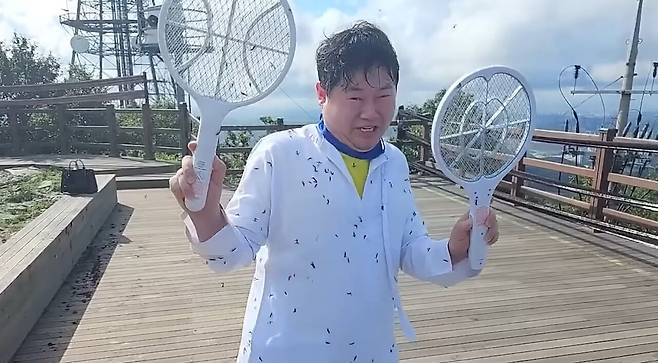 - 러브버그 심각성을 직접 확인하러 간 감스트와 카라미 [출처: 감스트 유튜브]