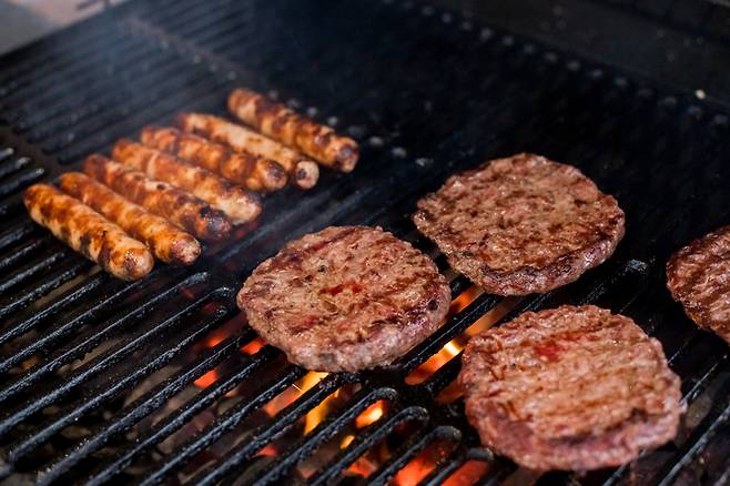 가공육은 세계보건기구(WHO) 국제암연구소가 규정한 '1군 발암물질'이다. 하루 핫도그 한 개 분량의 가공육만 먹어도 암 당뇨병 위험에서 벗어날 수 없다는 연구 결과가 나왔다. 맛있는 음식의 대부분이 건강에 좋지 않다는 각종 연구 결과에 볼멘 소리를 하는 사람도 적지 않다. 따지고 보면 음식은 개인의 선택 문제다. [사진=게티이미지뱅크]