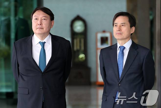 사진은 지난 2017년 10월 23일 조은석 당시 서울고검장(오른쪽)과 윤석열 서울중앙지검장이 서울고검에서 열린 국회 법사위 국정감사에 앞서 국감장에 도착하는 의원들을 기다리는 모습. 2025.6.13/뉴스1 ⓒ News1 오대일 기자