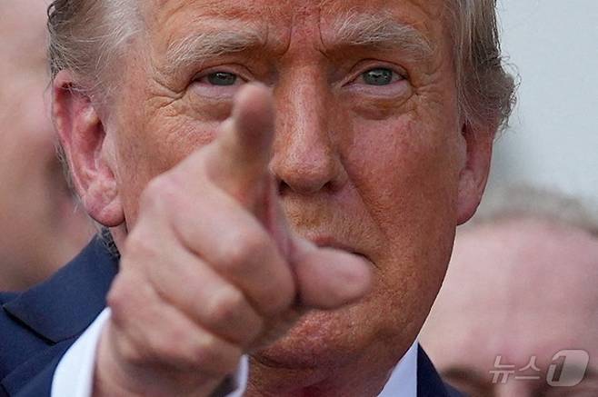 도널드 트럼프 미국 대통령이 4일(현지시간) 미국 워싱턴DC 백악관에서 대대적인 감세안을 담은 '하나의 큰 아름다운 법안'(One Big Beautiful Bill Act)에 서명한 후 제스처를 취하고 있다. 2025.07.04 ⓒ 로이터=뉴스1 ⓒ News1 류정민 특파원