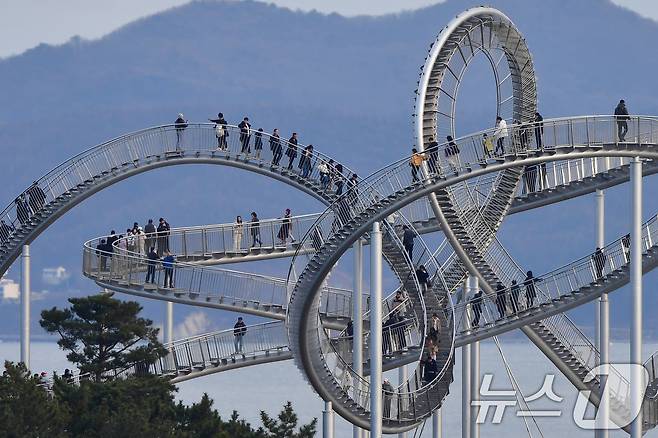 2일 오후 경북 포항시 북구 환호공원 스페이스워크에서 관광객들이 휴일을 보내고 있다. 2021년 11월에 개장한 스페이스워크는 포스코가 117억원을 들여 기획·제작·설치해 포항시에 기부한 국내 최대의 체험형 조형물이다.2025.2.2/뉴스1 ⓒ News1 최창호 기자