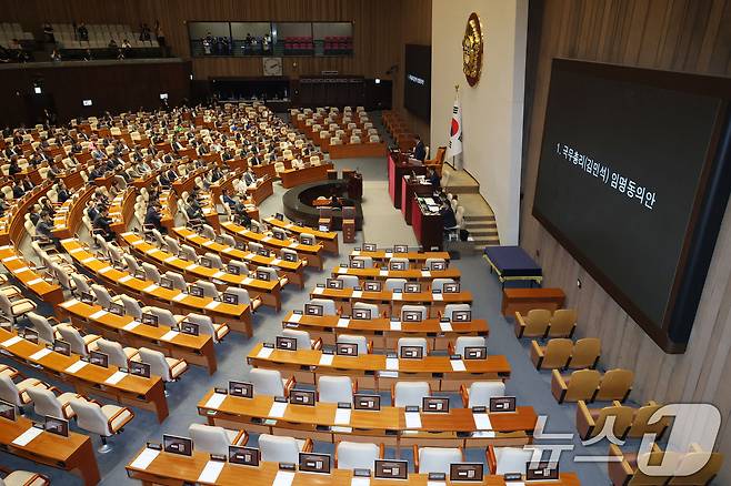 우원식 국회의장이 3일 오후 서울 여의도 국회에서 열린 본회의에서 김민석 국무총리 후보자 임명동의안을 상정하고 있다. 국민의힘 의원들은 이날 김민석 국무총리 후보자 임명동의안 표결에 불참해 자리가 비어있다. 2025.7.3/뉴스1 ⓒ News1 이광호 기자