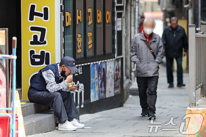 사진은 서울 종로구 탑골공원 인근 골목에서 한 어르신이 간편 죽으로 끼니를 때우고 있다. 2025.3.24/뉴스1 ⓒ News1 민경석 기자