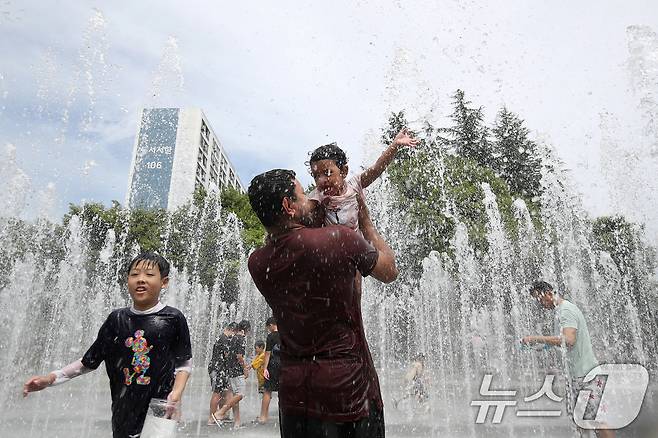 절기상 소서(小暑)를 하루 앞두고 연일 폭염이 지속되는 6일 오후 대구 달서구 와룡공원 바닥분수에서 외국인 가족이 물놀이를 즐기며 무더위를 식히고 있다. 2025.7.6/뉴스1 ⓒ News1 공정식 기자