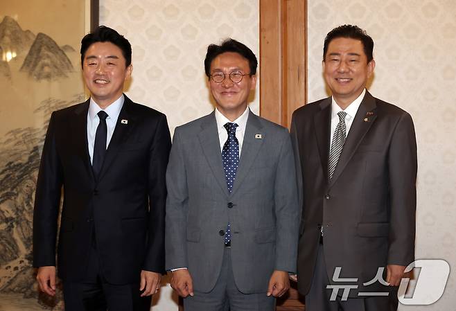 김민석 국무총리(가운데)와 김병기 더불어민주당 당대표 직무대행 겸 원내대표(오른쪽), 강훈식 대통령 비서실장(왼쪽)이 6일 오후 서울 종로구 삼청동 국무총리 공관에서 열린 이재명 정부 첫 고위당정협의회에서 기념촬영을 하고 있다. (공동취재) 2025.7.6/뉴스1 ⓒ News1 김성진 기자