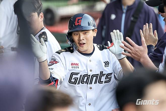 박찬형이 선수들의 축하를 받고 있다. 사진 | 롯데 자이언츠