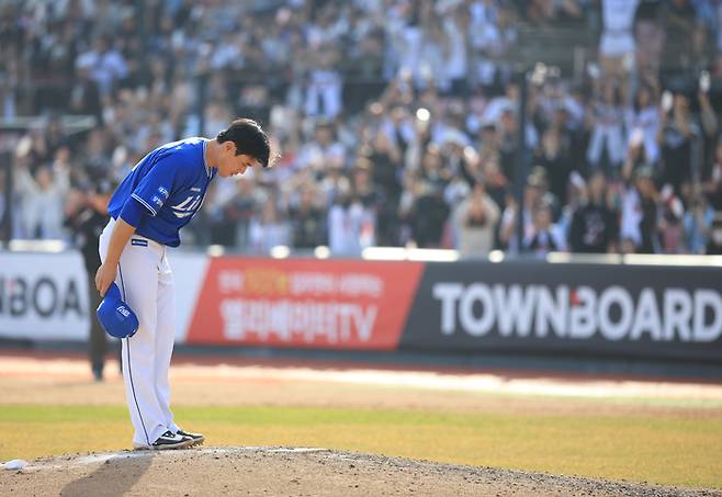 삼성 김재윤이 수원 KT위즈파크에서 열린 2024 KBO리그 정규시즌 개막전 KT와 경기에서 팬들에게 모자를 벗고 인사하고 있다. 사진 | 삼성 라이온즈
