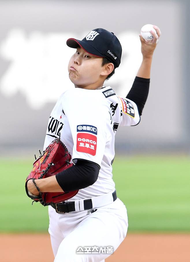 KT 소형준이 투구에 임하고 있다. 수원 | 박진업 기자 upandup@sportsseoul.com