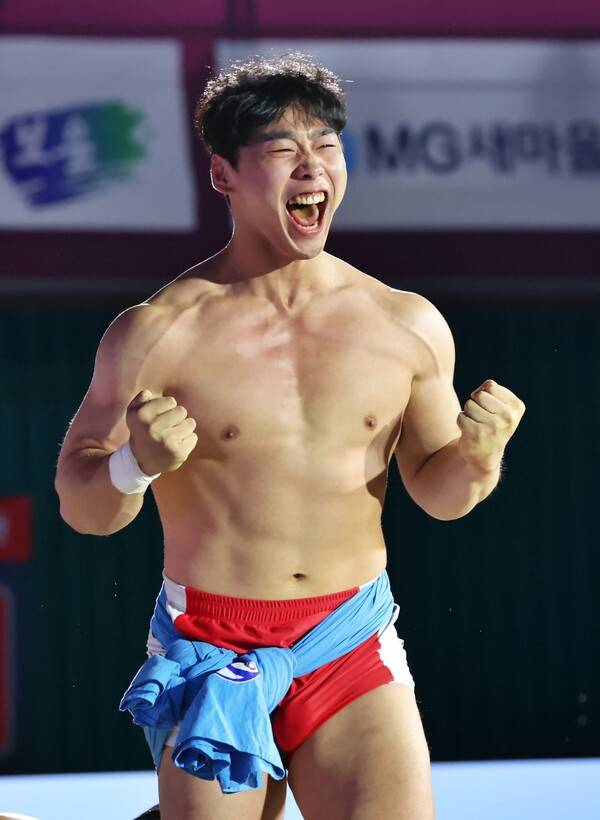 6일(일) 충청북도 보은군 보은국민체육센터에서 열린 '위더스제약 2025 민속씨름 보은장사씨름대회' 태백장사(80kg이하)에 등극한 허선행(수원특례시청)이 우승 후 기쁨을 표하고 있다. /사진=대한씨름협회