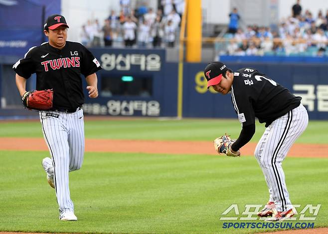 김지찬의 강습 타구에 맞은 송승기는 통증을 참고 끝까지 수비를 펼쳤다.