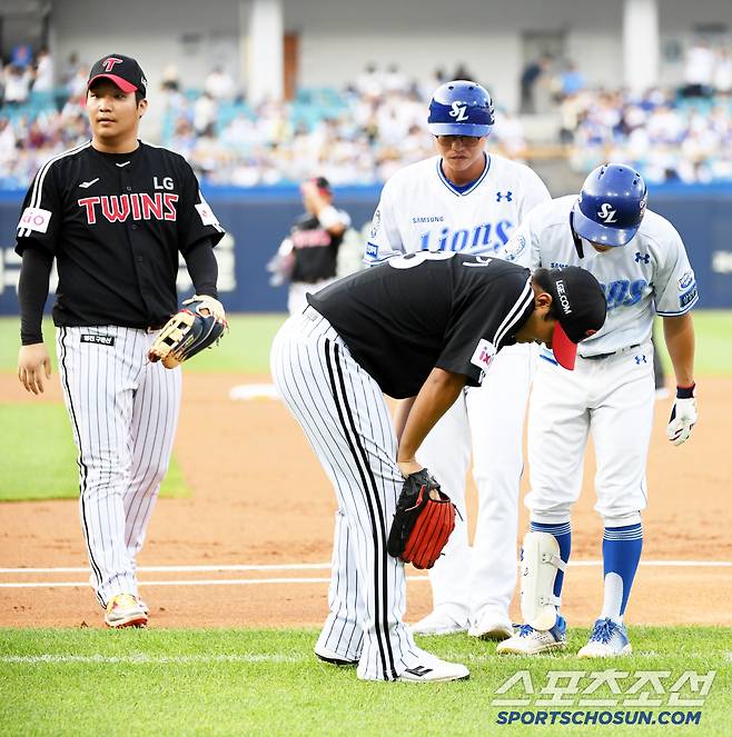 통증을 호소하는 송승기에게 다가가 미안한 마음을 전한 김지찬.