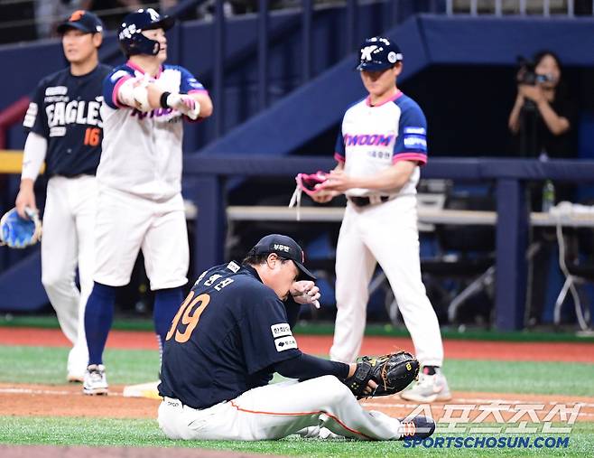 5일 서울 고척돔에서 열린 KBO리그 키움과 한화의 경기. 5회말 2사 만루. 최주환 투수 앞 땅볼 때 본인의 송구 실책으로 실점을 내준 류현진. 고척=송정헌 기자songs@sportschosun.com/2025.07.05/