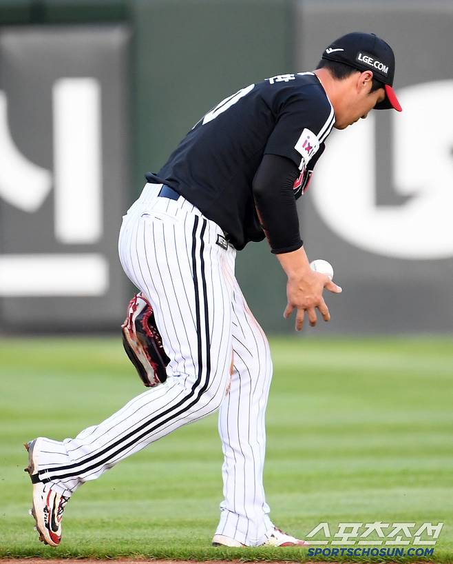 3일 부산 사직구장에서 열린 롯데 자이언츠와 LG 트윈스의 경기. LG 유격수 오지환이 타구를 한번에 처리하지 못하고 있다. 부산=박재만 기자 pjm@sportschosun.com/2025.07.03/