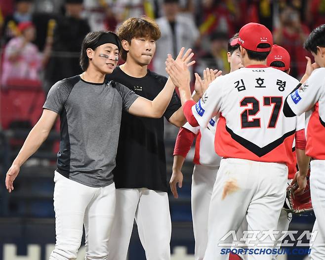 5일 광주 기아 챔피언스필드에서 열린 롯데-KIA전. KIA가 13대0으로 승리했다. 박찬호, 고종욱이 김호령과 하이파이브하고 있다. 광주=정재근 기자 cjg@sportschosun.com/2025.7.5/