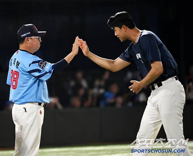 22일 부산 사직야구장에서 열린 삼성과 롯데의 경기, 롯데가 9대6으로 승리했다. 승리의 기쁨을 나누는 윤성빈과 김태형 감독의 모습. 부산=허상욱 기자wook@sportschosun.com/2025.06.22/