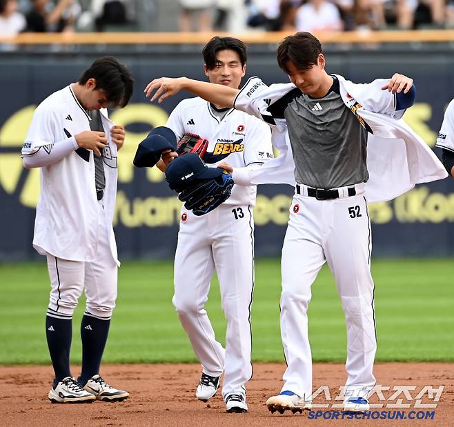 6일 잠실야구장에서 열린 KT와 두산의 경기, 김재호가 1회초 교체되며 박준순에게 유니폼을 입혀주고 있다. 잠실=허상욱 기자wook@sportschosun.com/2025.07.06/