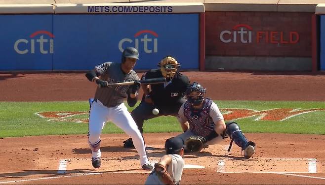 뉴욕 메츠 후안 소토가 6일(한국시각) 뉴욕 양키스전에서 1회말 무사 1,2루에서 상대 선발 카를로스 로돈의 초구에 기습적으로 번트를 대고 있다. 사진=MLB.TV 캡처