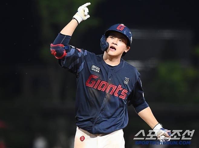 6일 광주 기아 챔피언스필드에서 열린 롯데-KIA전. 8회초 2사 2루 박찬형이 1타점 적시타를 친 후 기뻐하고 있다. 광주=정재근 기자 cjg@sportschosun.com/2025.7.6/