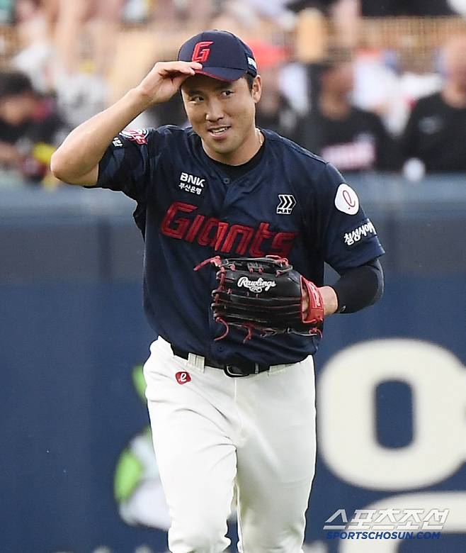 6일 광주 기아 챔피언스필드에서 열린 롯데-KIA전. 3회말 2사 최형우의 타구를 펜스 앞에서 점프해 잡아낸 전준우가 기뻐하고 있다. 광주=정재근 기자 cjg@sportschosun.com/2025.7.6/