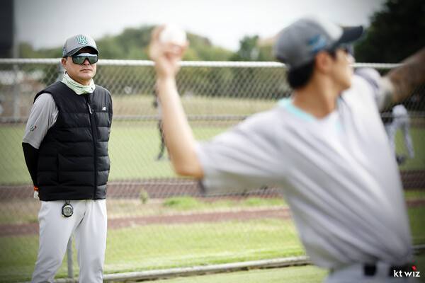 2025년 스프링캠프 당시 선수들을 지도하고 있는 이종범 코치&nbsp; ⓒKT WIZ