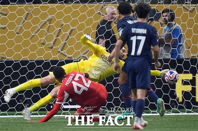 바이에른 뮌헨의 무시알라 슛을 막아내고 있는 PSG의 잔루이지 돈나룸마 골키커. 돈나룸마는 잇따른 슈퍼 세이브로 선방을 이어갔다./애틀랜타=AP.뉴시스