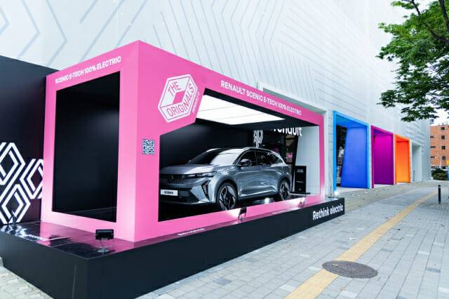 르노 성수에 전시된 세닉 E-Tech 100% 일렉트릭