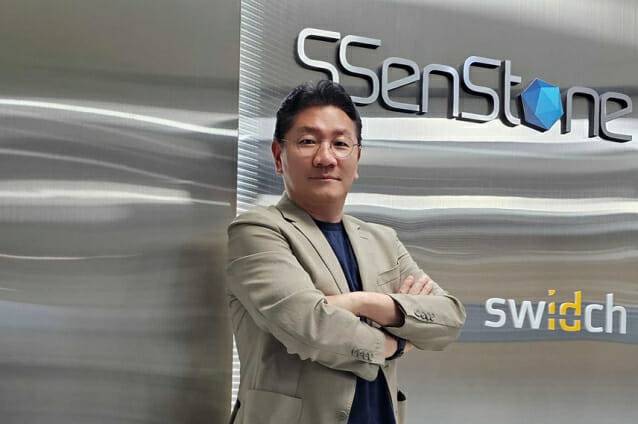 유창훈 센스톤 대표가 회사 CI를 배경으로 포즈를 취했다. 센스톤은 OTAC라는 국내외 유일한 보안 기술을 개발, 세계 시장을 개척하고 있다. .