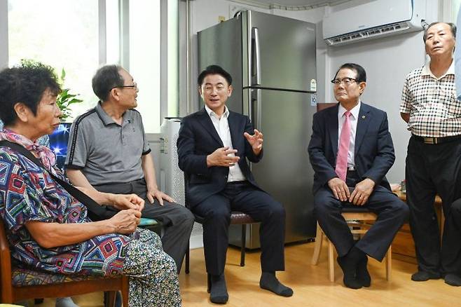 '돌봄 삶의 현장' 일환 폭염 취약가구 방문. 의정부시 제공