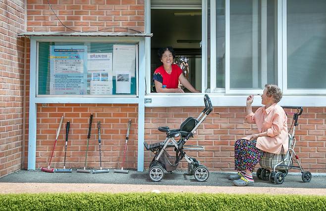 2025년 6월 12일 오전 인천 강화군 당산리마을회관에서 마을 주민 (왼쪽부터) 채갑순(69), 유재희(80세)씨가 창문을 활짝 열고 대화를 나누고 있다. 이재명 대통령은 소셜미디어를 통해 "11일 오후 2시부로 우리 군이 전방 지역에서 진행하던 대북 확성기 방송을 중지하도록 지시했다"고 했다. 합동참모본부는 북한의 대남 소음 방송이 청취된 지역이 없다고 밝혔다. /장련성 기자