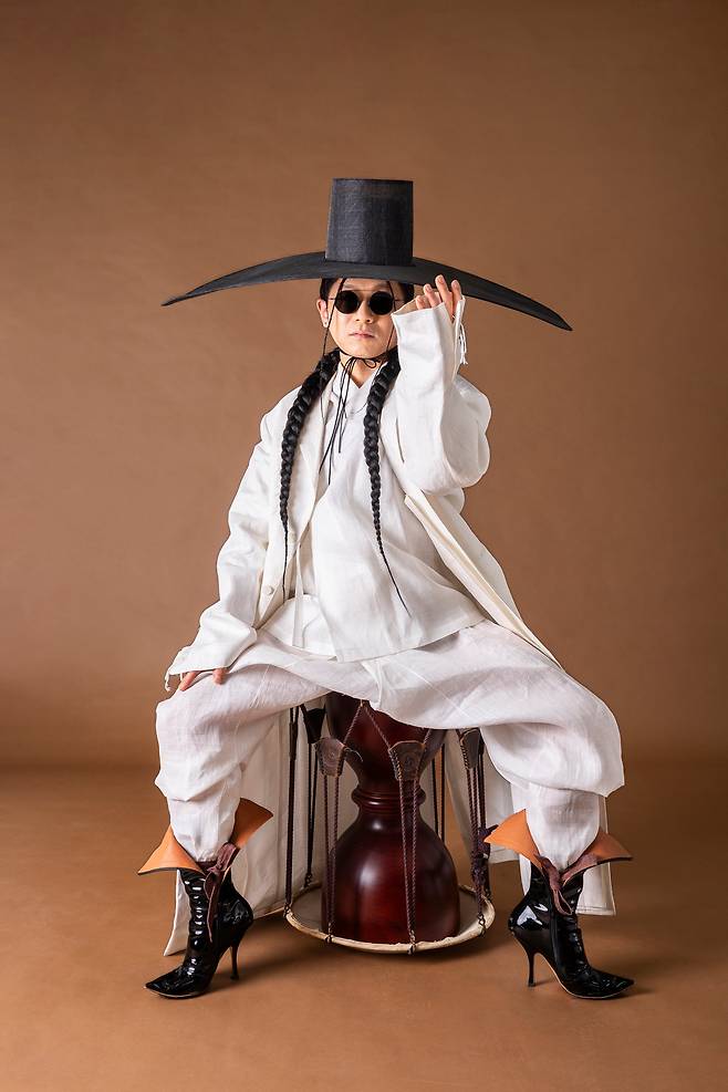 국악계의 흥행 치트키로 불리는 경기민요 소리꾼 이희문이 하이힐을 신고 장구 위에 앉았다. 파격적인 패션과 퍼포먼스로 ‘한국의 레이디 가가’ ‘조선아이돌’로 불리지만, 인터뷰에선 전통 소리의 기본에 대해 많이 이야기했다. “내 소리가 무너지지 않아야 남을 설득할 수 있다”고. /양수열 영상미디어 기자