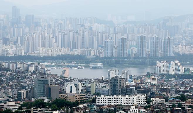 정부의 초강력 대출 규제가 서울 아파트 매매 시장의 관망세가 짙어지고 있다. 사진은 이날 서울 남산에서 바라본 서울 아파트 단지 모습./뉴스1